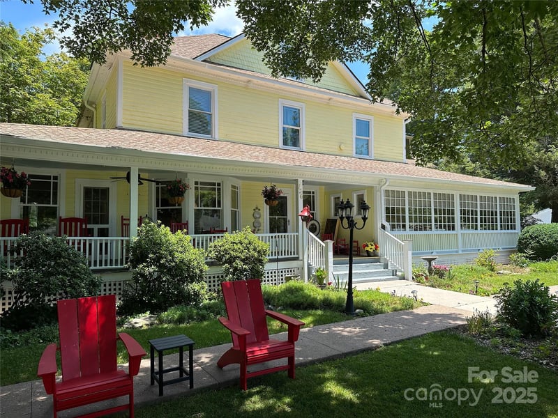 136 Dougherty St, Black Mountain, NC 28711