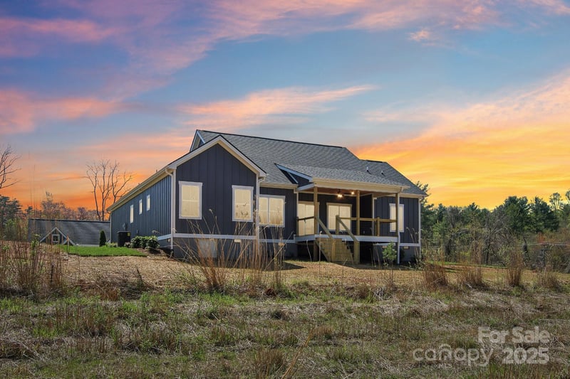 35 Haywood Park Dr, Hendersonville, NC 28791