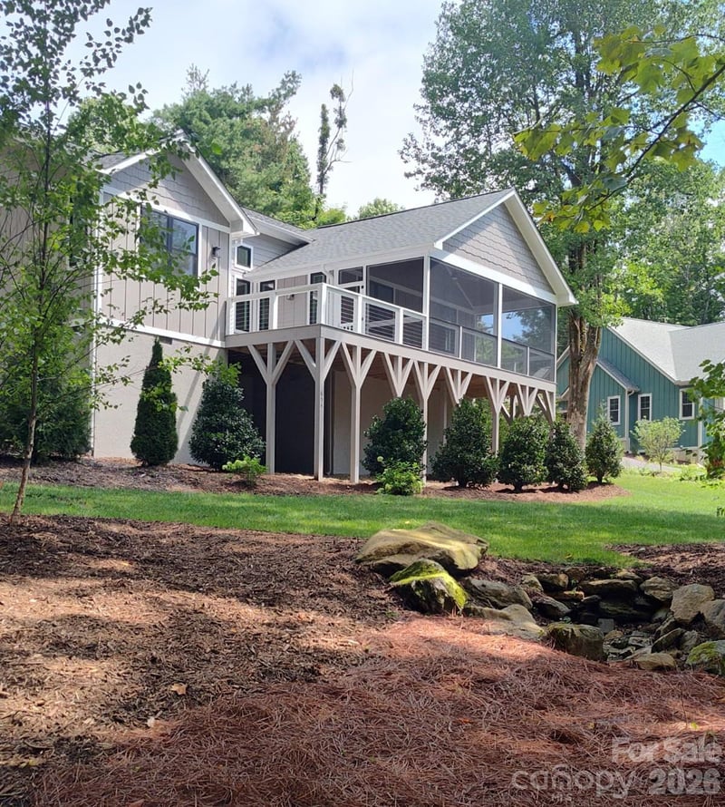 654 Hollybrook Dr, Flat Rock, NC 28731