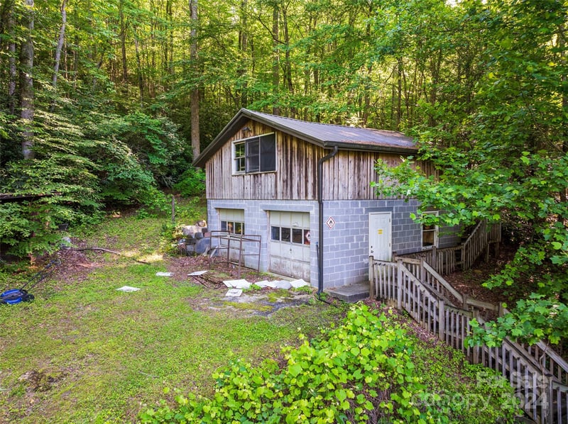500 Winding Gap Rd, Lake Toxaway, NC 28487