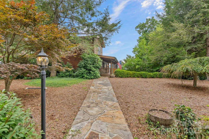 90 Forest Ridge Rd, Burnsville, NC 28714