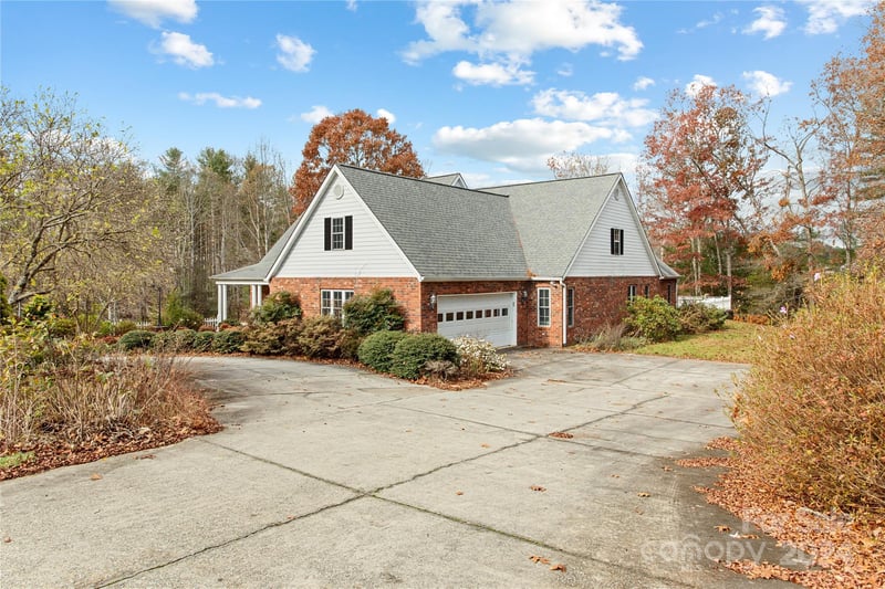 38 Southern Visions Dr, Hendersonville, NC 28792