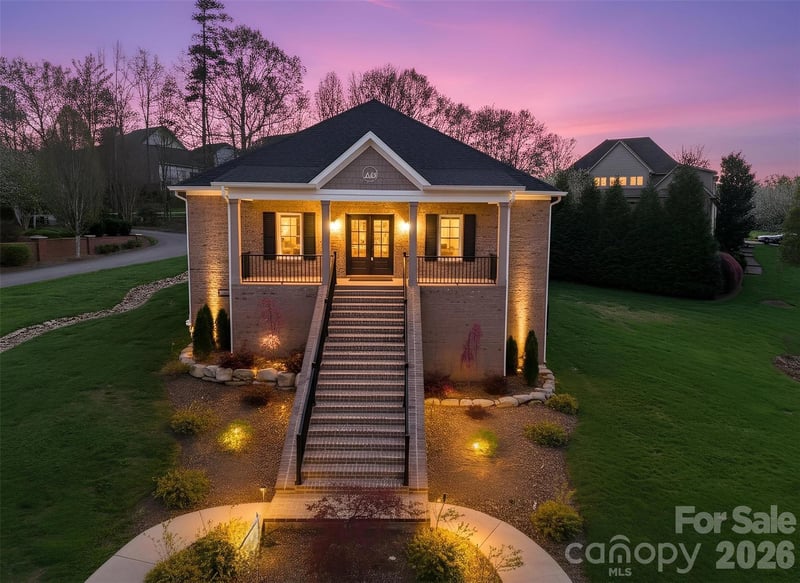 444 19th Avenue Cir, Hickory, NC 28601