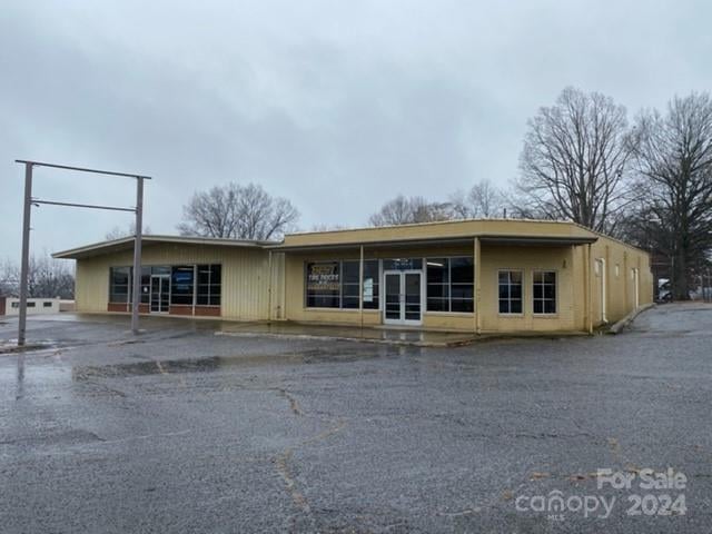 1809 Front St, Statesville, NC 28677