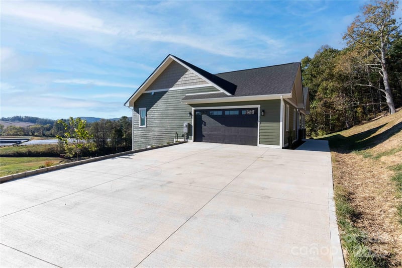 337 Maple Knoll Dr, Hendersonville, NC 28792