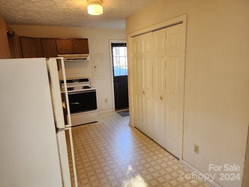 20 Coventry Ln, Burnsville, NC 28714