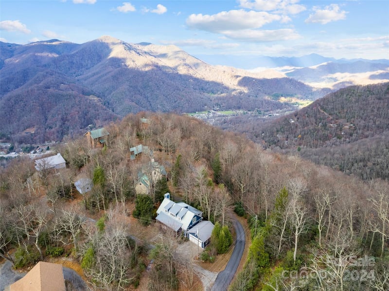 12 Belisle Ln, Maggie Valley, NC 28751