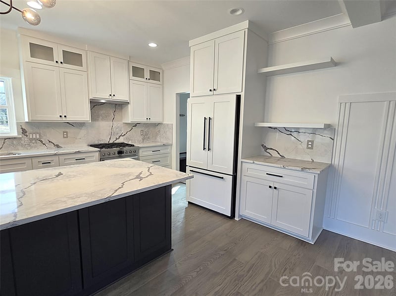 496 19th Avenue Cir, Hickory, NC 28601
