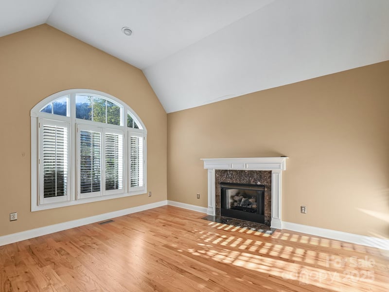 7 Round Robin Ln, Mills River, NC 28759