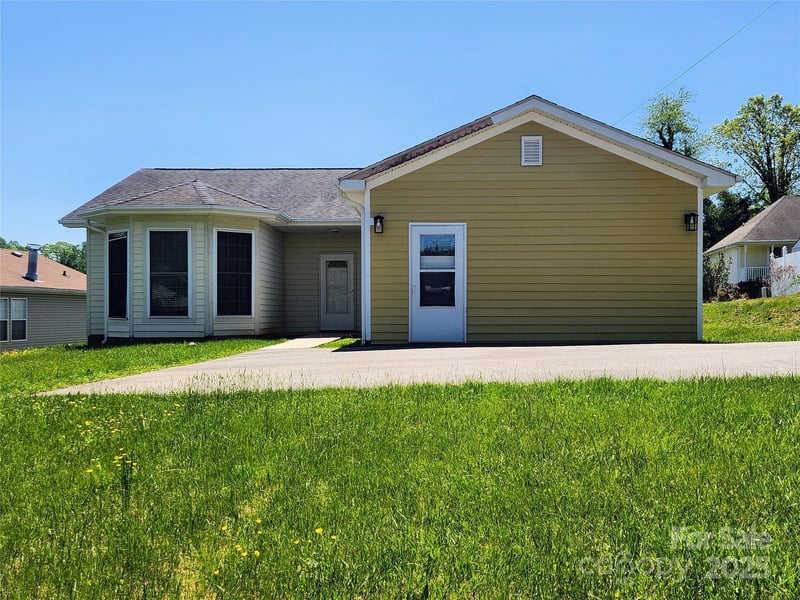 979 Chapel Rd, Asheville, NC 28803