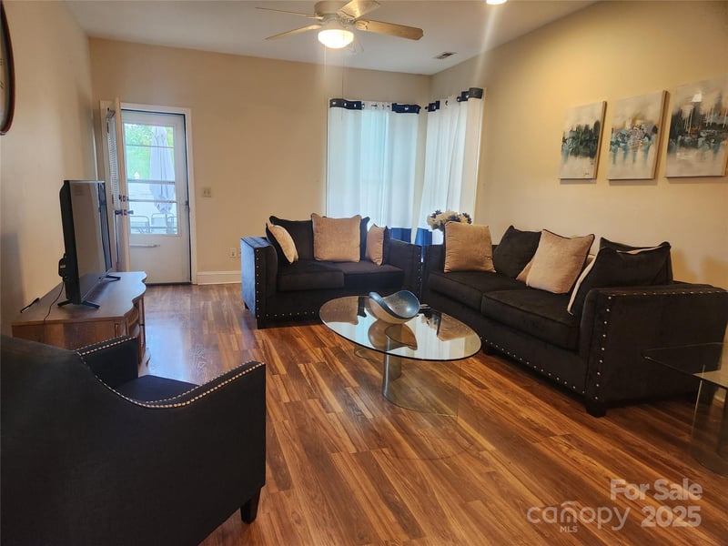 979 Chapel Rd, Asheville, NC 28803