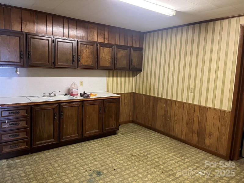 1602 Harper Ave, Lenoir, NC 28645