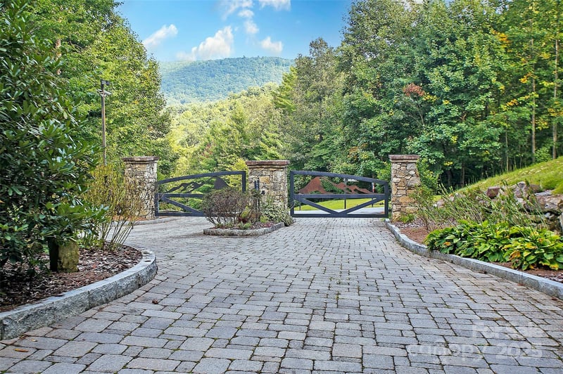 18 Trillium Ln, Brevard, NC 28712