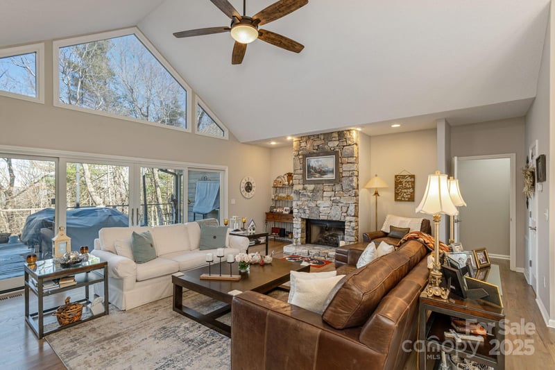 155 Poplar Loop Dr, Flat Rock, NC 28731