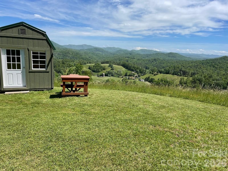 999 Chestnut Mountain Dr, Green Mountain, NC 28740
