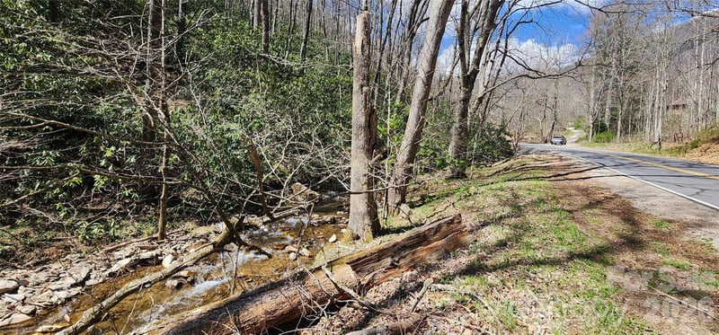 24 Village Ln, Waynesville, NC 28786