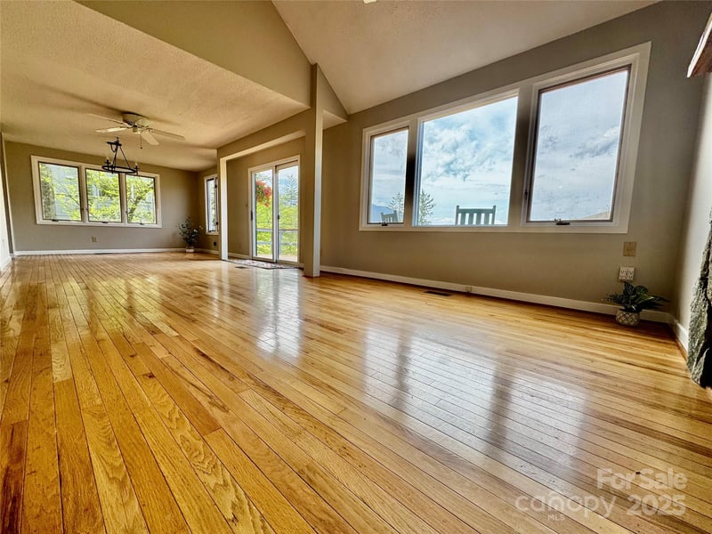 145 Townhouse Dr, Burnsville, NC 28714