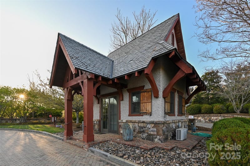 64 French Willow Dr, Asheville, NC 28804