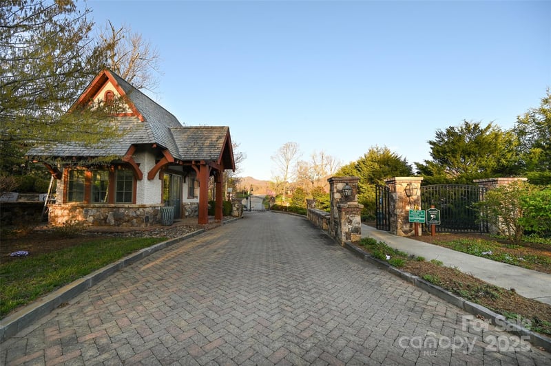 64 French Willow Dr, Asheville, NC 28804