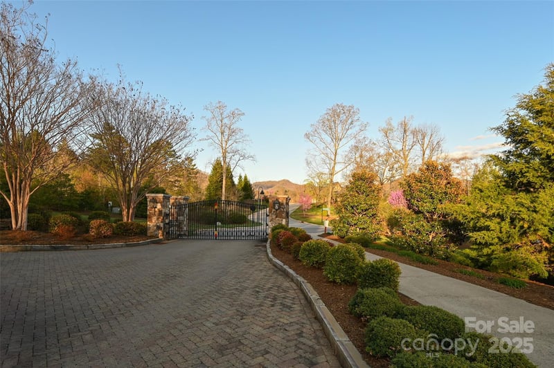 64 French Willow Dr, Asheville, NC 28804