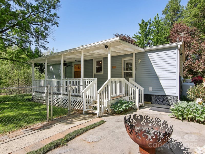 30 Griffin Ln, Candler, NC 28715