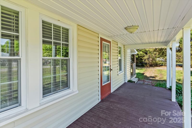 1516 Brock Rd, Yadkinville, NC 27055