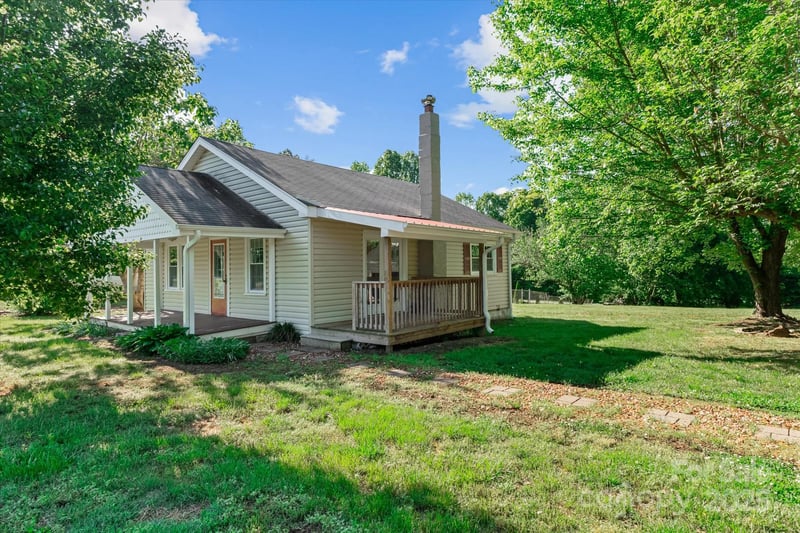 1516 Brock Rd, Yadkinville, NC 27055