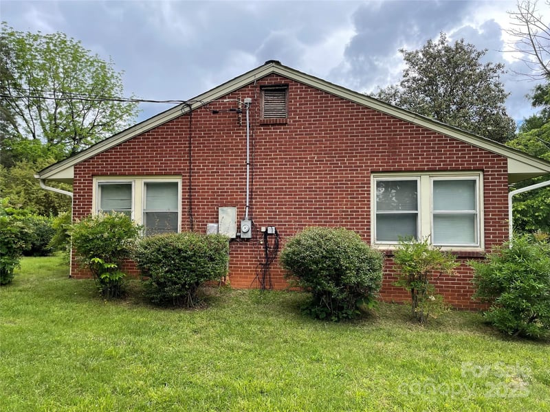 1 Knob Dr, Lexington, NC 27295