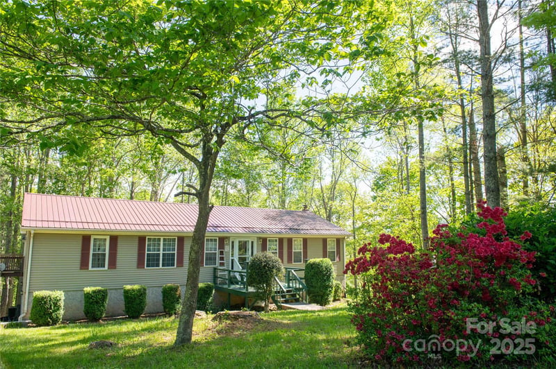 120 Powderhorn Dr, Burnsville, NC 28714