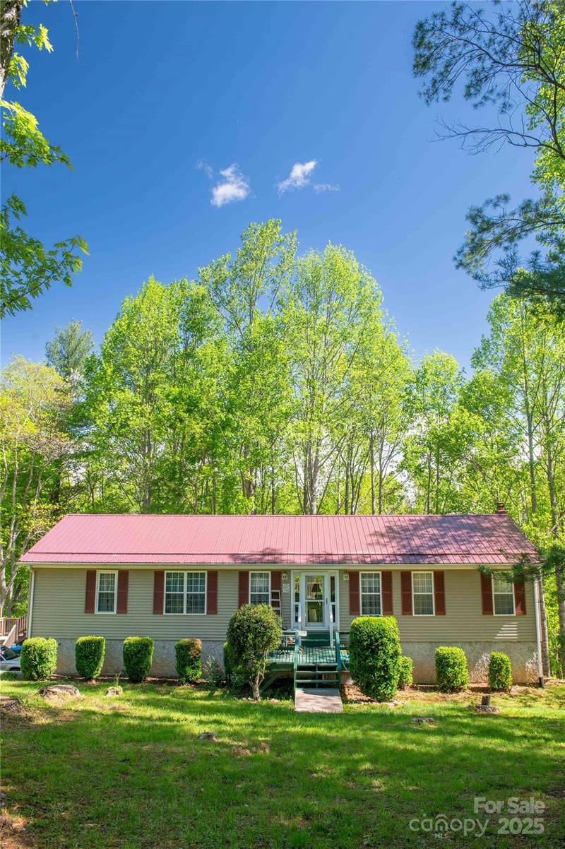 120 Powderhorn Dr, Burnsville, NC 28714