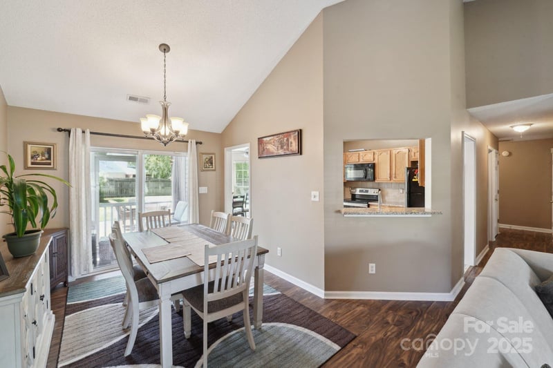 8105 Castlemaine Dr, Matthews, NC 28104