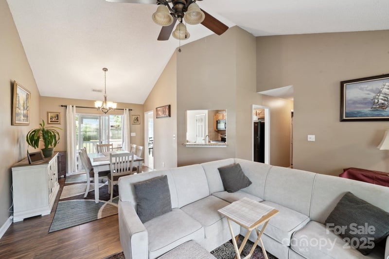 8105 Castlemaine Dr, Matthews, NC 28104