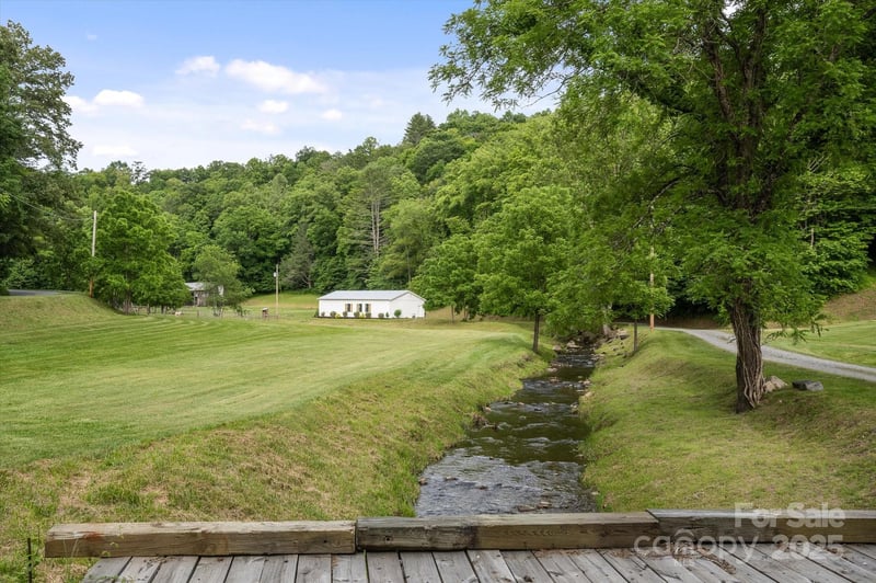 942 Paint Fork Rd, Mars Hill, NC 28754