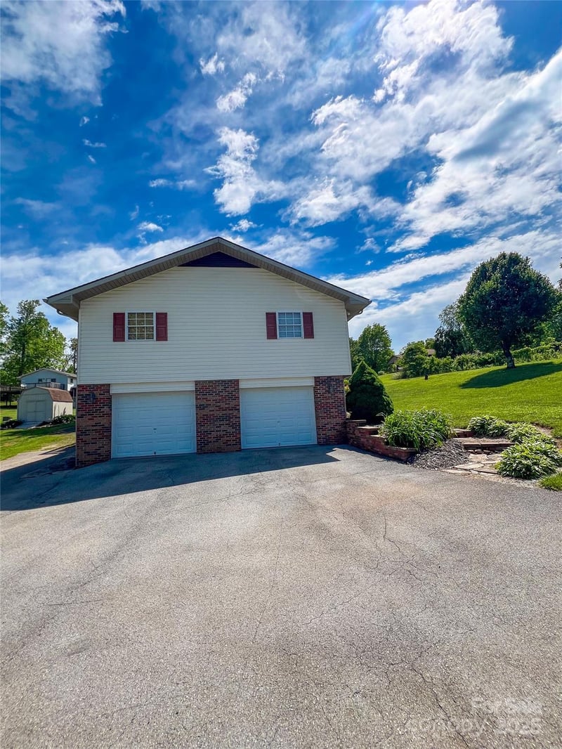 660 Halltown Rd, Spruce Pine, NC 28777