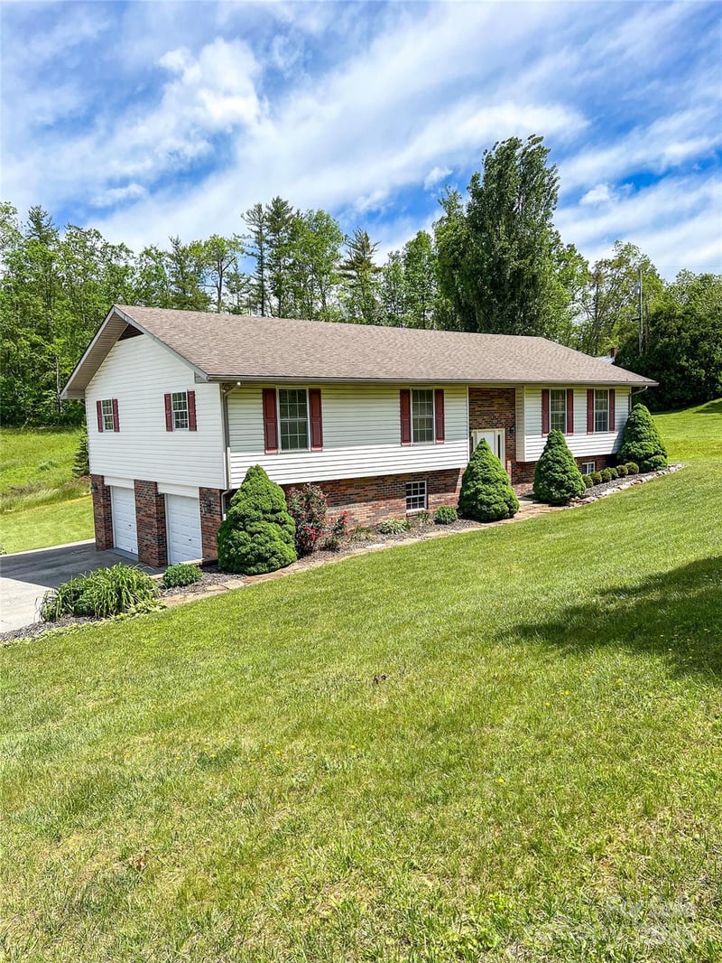 660 Halltown Rd, Spruce Pine, NC 28777