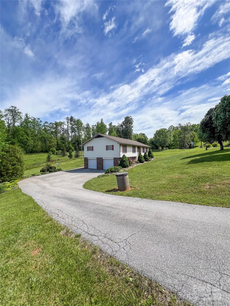 660 Halltown Rd, Spruce Pine, NC 28777
