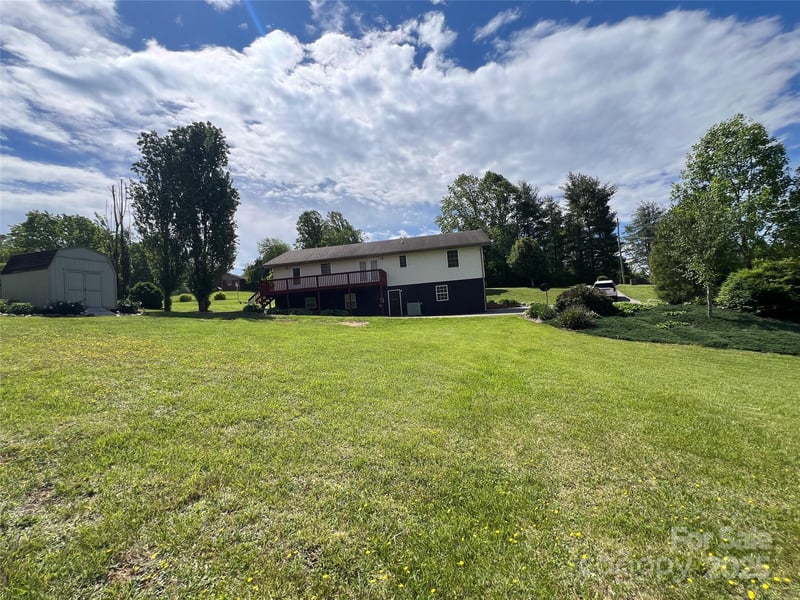660 Halltown Rd, Spruce Pine, NC 28777