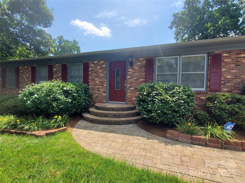 2104 Farmbrook Dr, Statesville, NC 28625