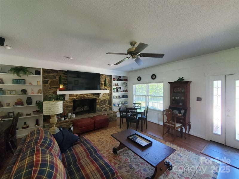 2104 Farmbrook Dr, Statesville, NC 28625