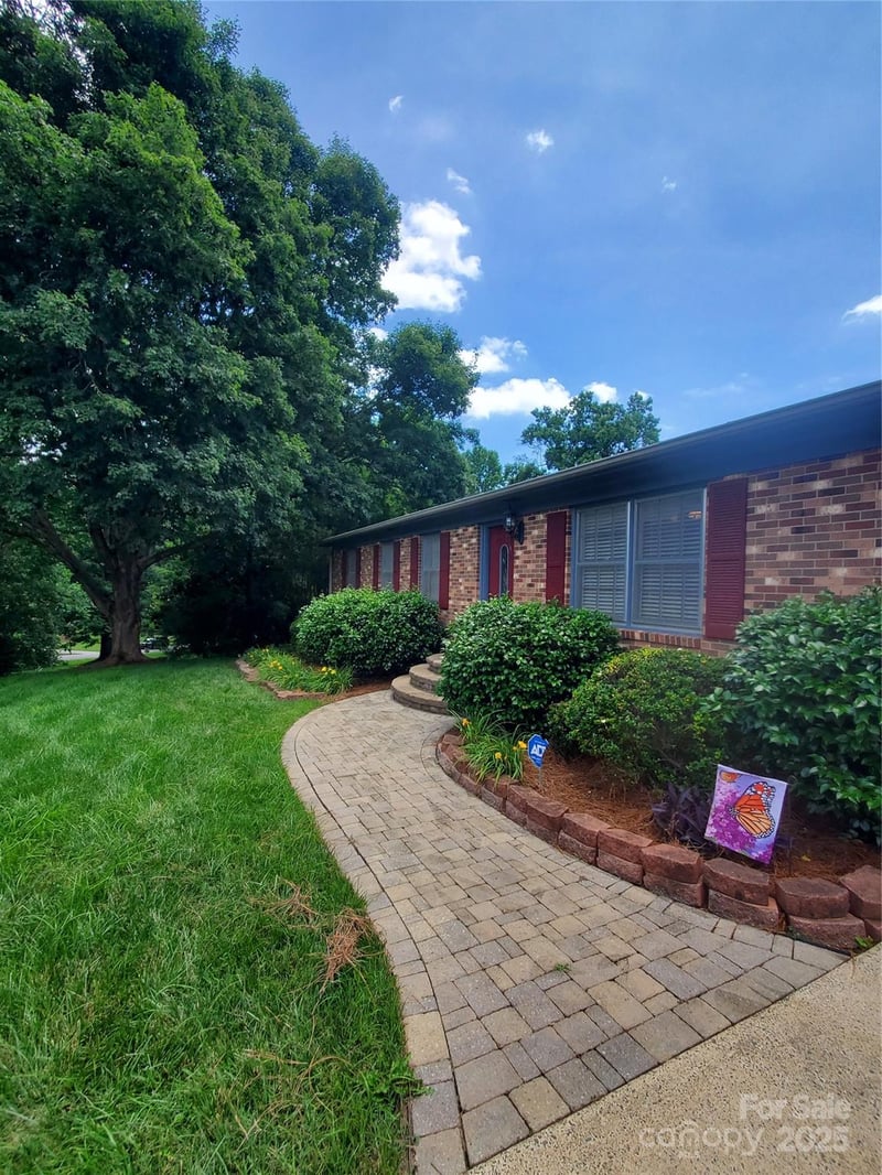 2104 Farmbrook Dr, Statesville, NC 28625
