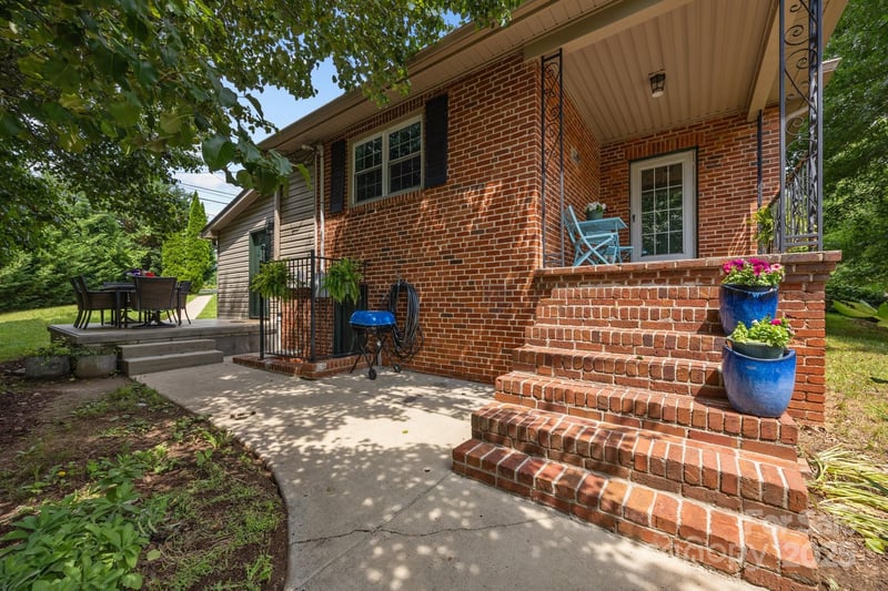 2 Enka Orchard St, Candler, NC 28715