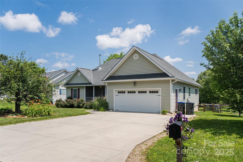 106 Beaver Dam Dr, Mills River, NC 28759