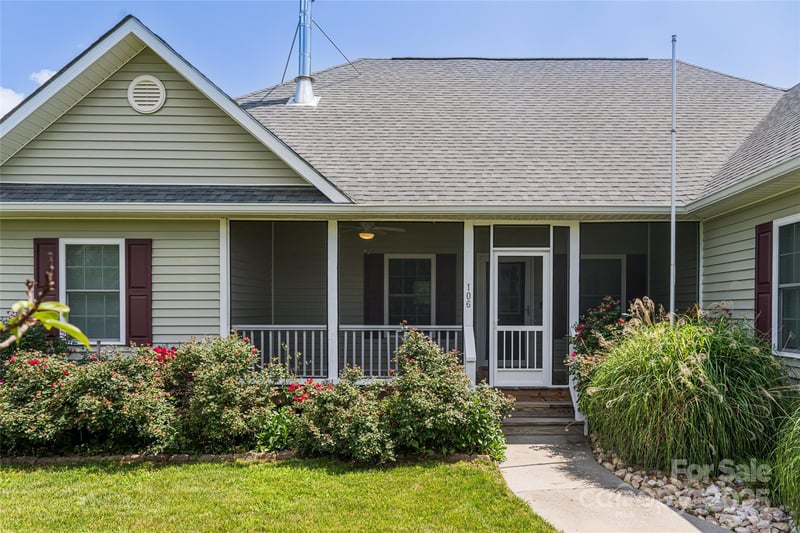 106 Beaver Dam Dr, Mills River, NC 28759
