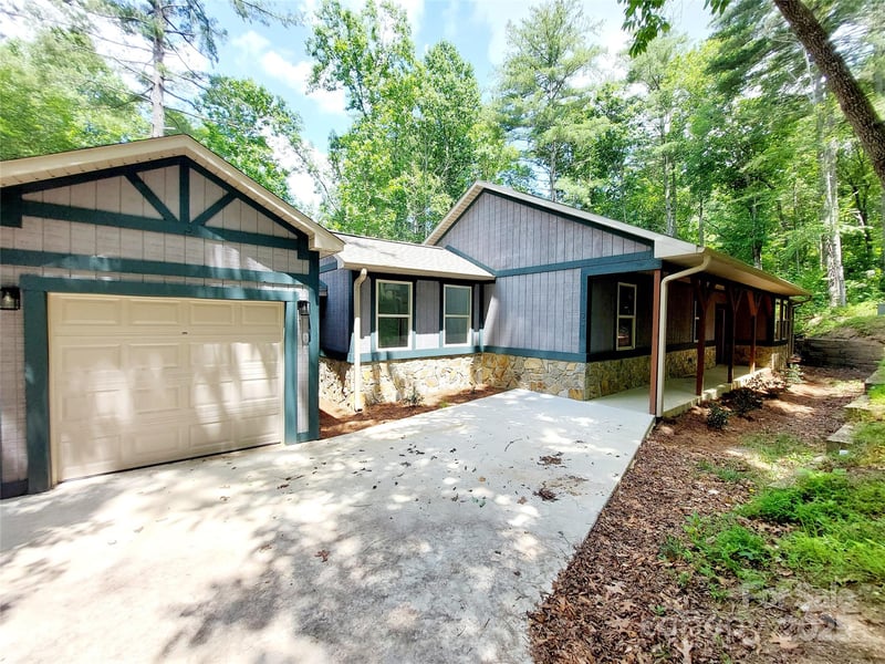 93 Badger Rn, Hendersonville, NC 28739