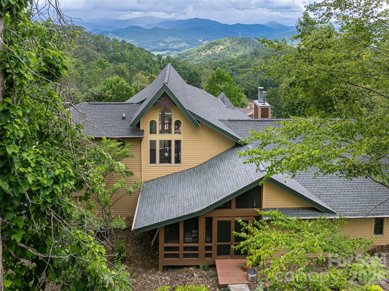 2280 Mountain Air Dr, Burnsville, NC 28714