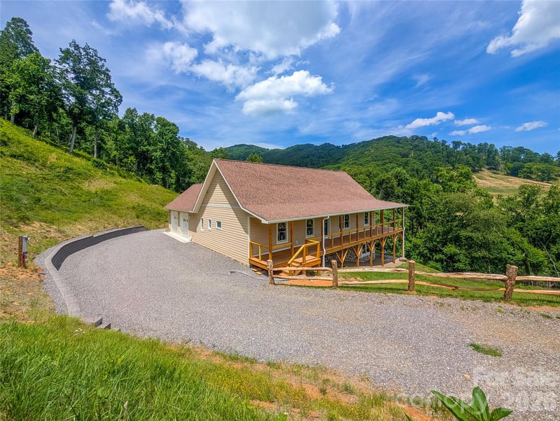 338 Majestic Mountain Dr, Burnsville, NC 28714