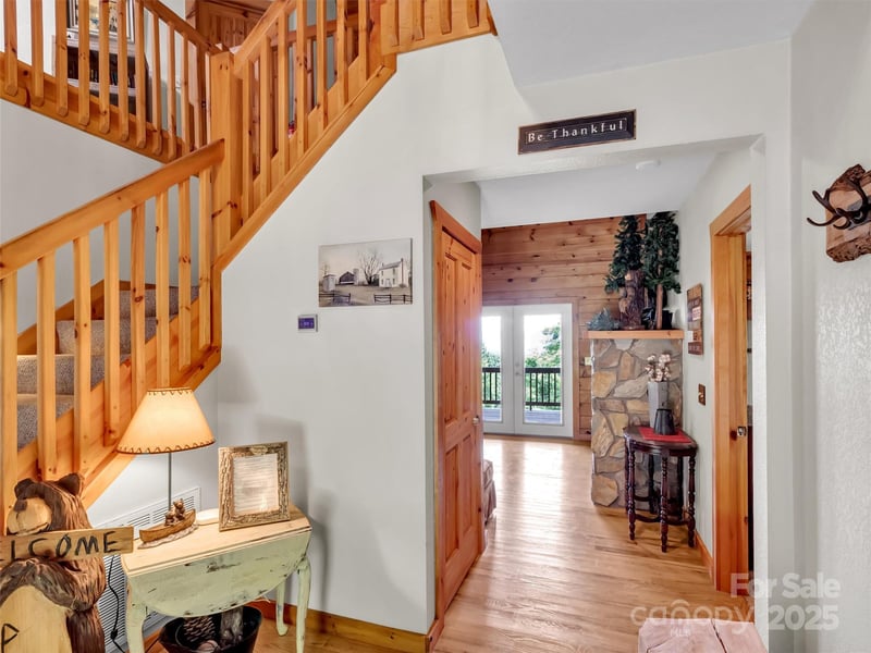1064 Point Of View Dr, Waynesville, NC 28785