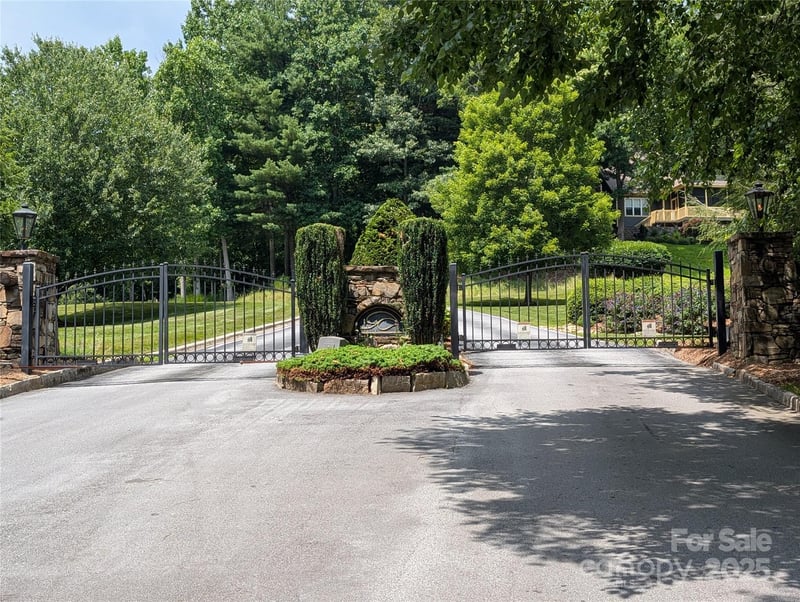 115 Ivywood Ln, Laurel Park, NC 28739