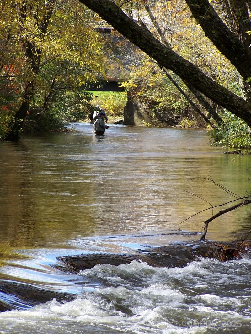 Mountain River Pl, Zirconia, NC 28773