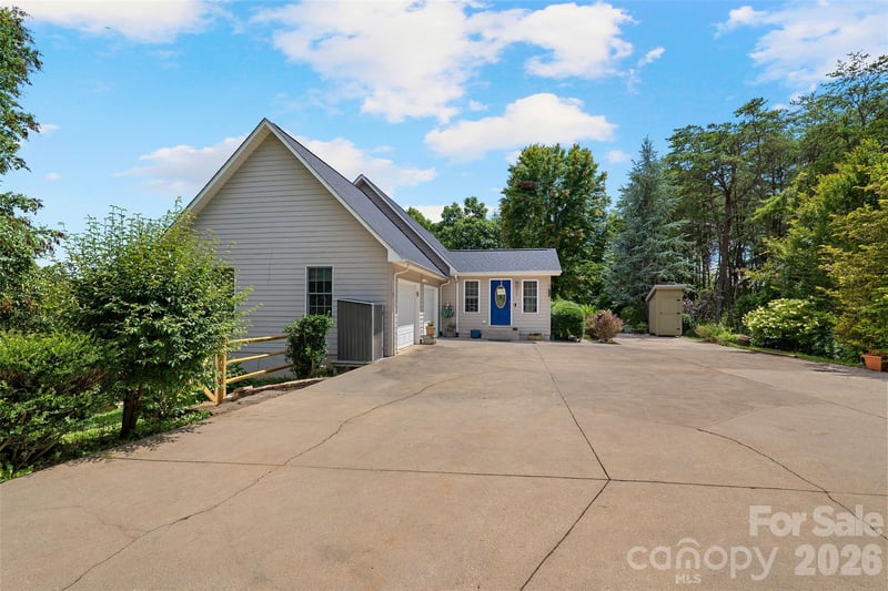 15 Willow Knolls Dr, Weaverville, NC 28787